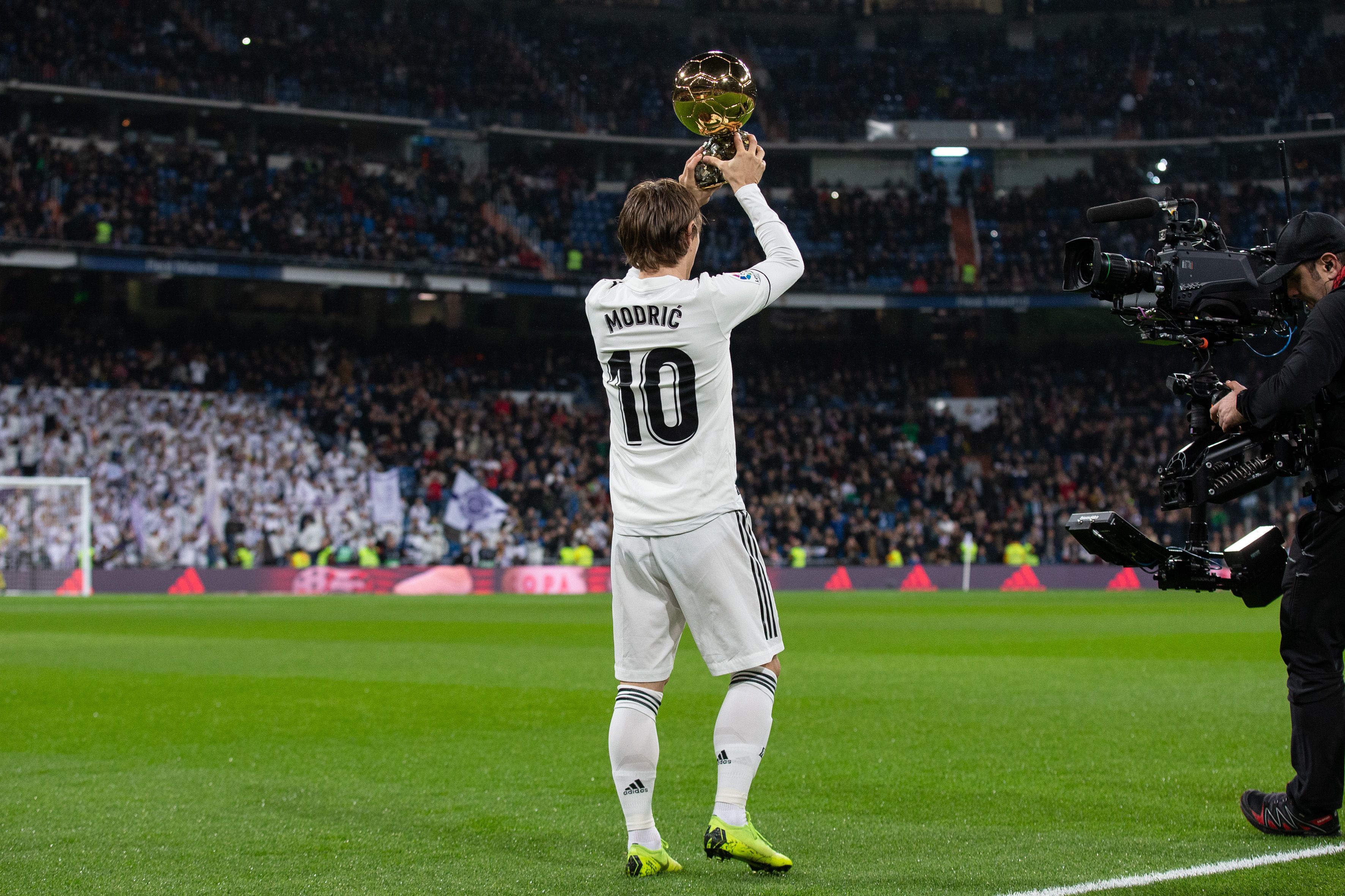 查尔顿官方：在昨日英冠比赛中一名球迷突发疾病不幸离世