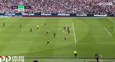 内马尔在桑托斯关键比赛中上演帽子戏法，助球队保级成功，展现坚韧与决心。