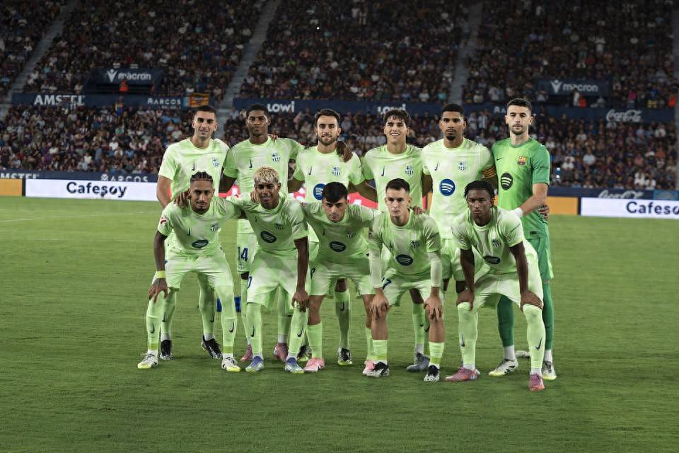 双引擎发力4-1大胜狼队，曼联升至第6：阿莫林终于是露出笑容